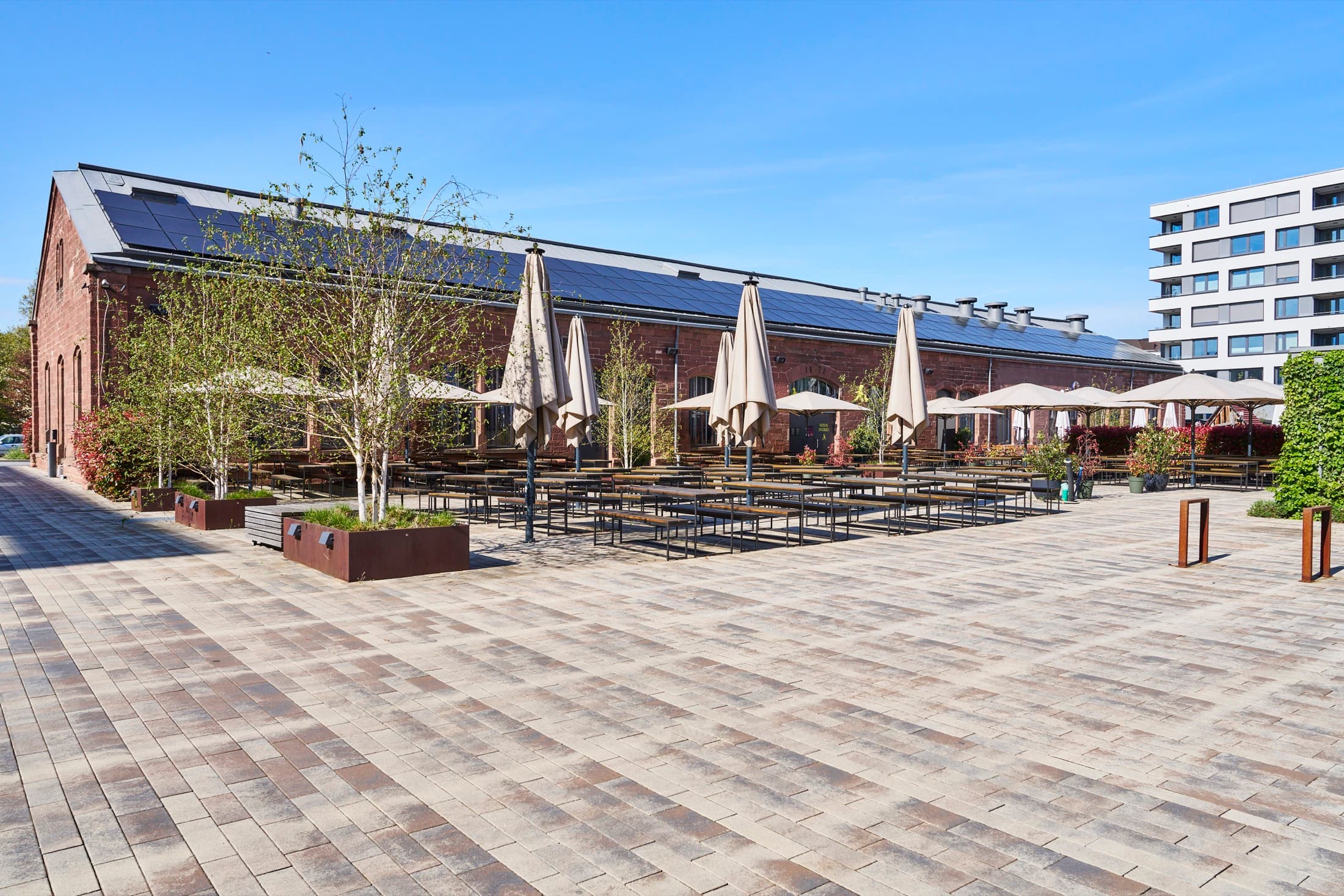 Biergarten vor dem historischen Lokschuppen