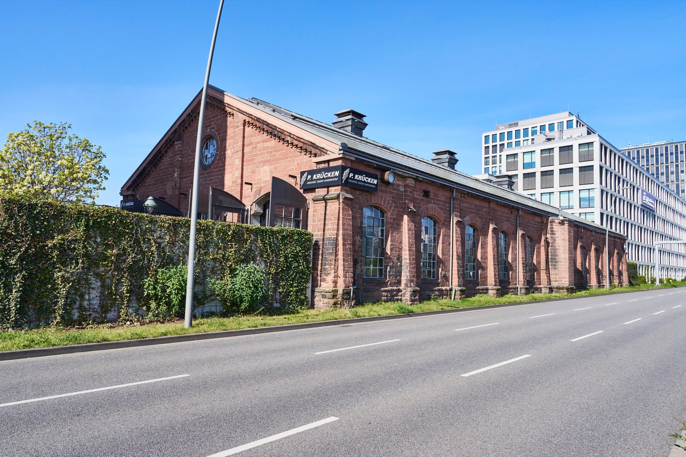 Der Lokschuppen von der Straße aus