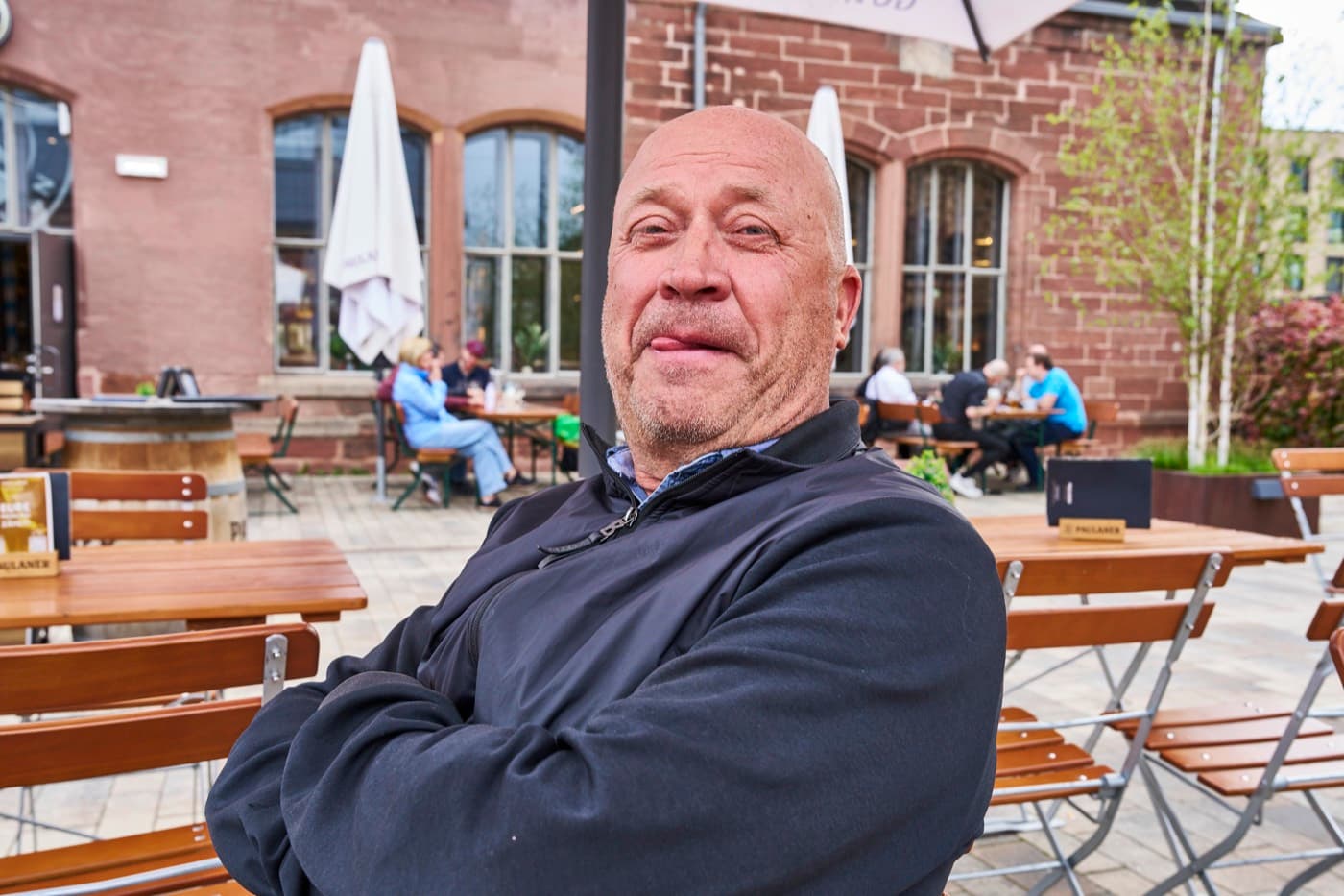 Gastgeber im Biergarten des Lokschuppens
